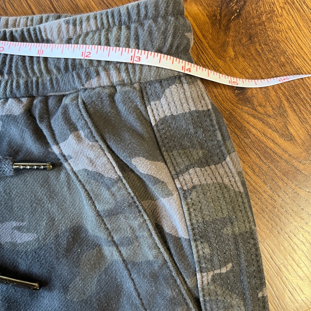 Athleta Camo Print Farallon Women's Shorts Size 2 - Picture 4 of 6